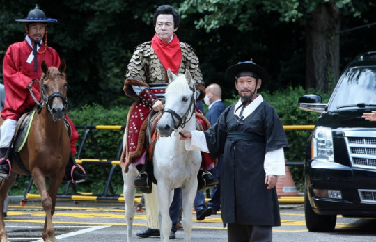 허경영 국가혁명당 명예대표가 지난달 18일 경기도 고양시 행주산성 대첩문 앞에서 백마를 타고 대선 출정식 행사장으로 이동하고 있다. (연합뉴스)